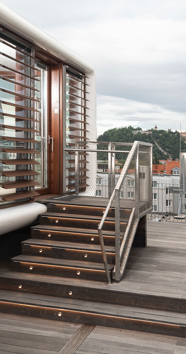 Foto: Stiege auf Terrasse -
